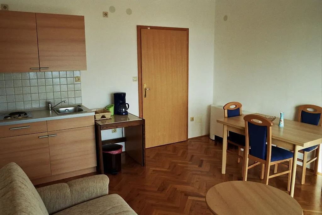 Apartments Petricevic セルツェ